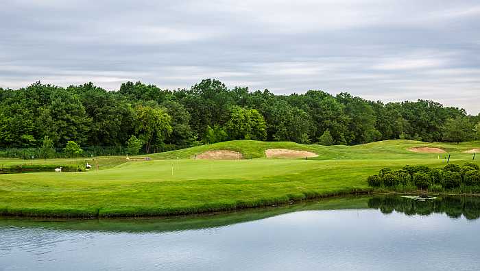 Passover programs in Florida have golf courses.