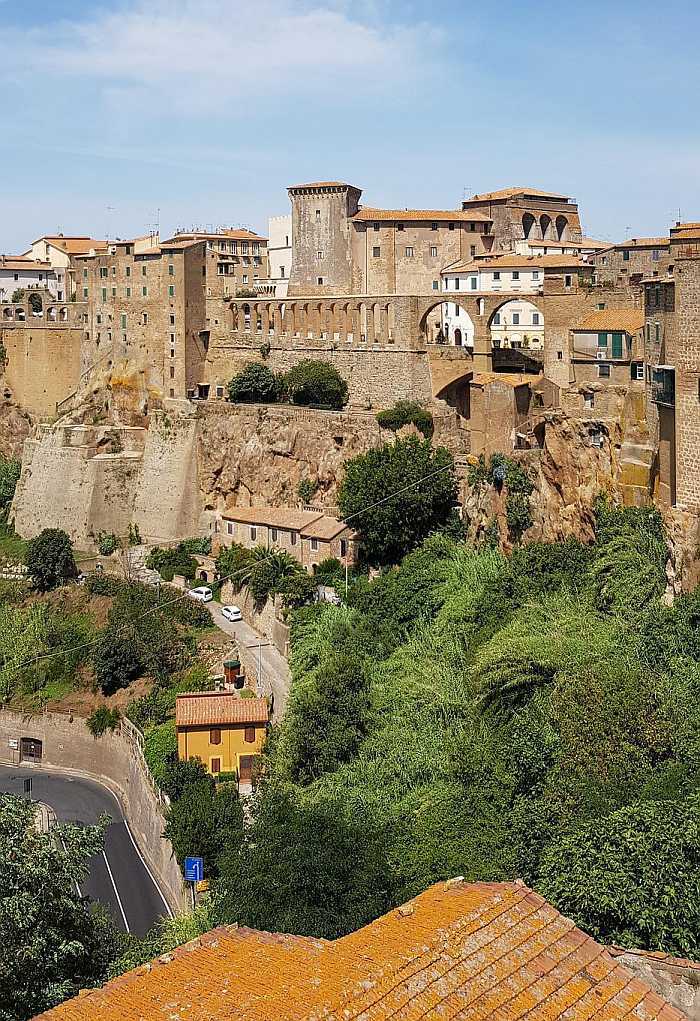 Discover the hidden gems of Italy: Pitigliano.